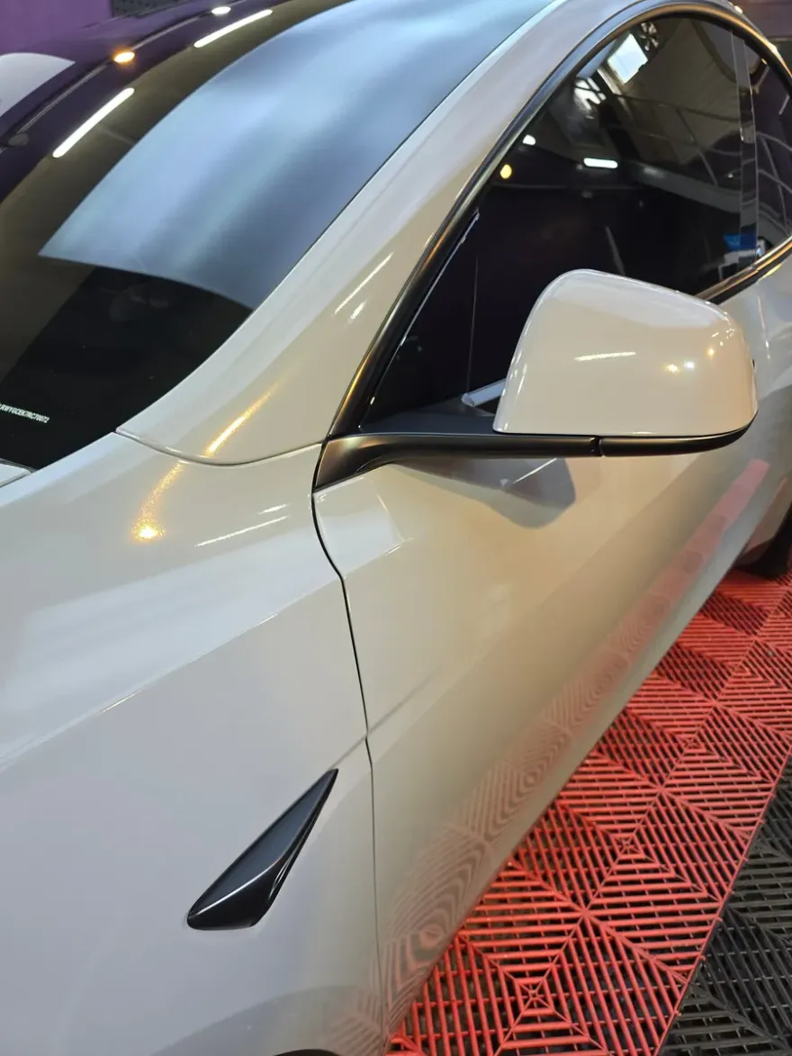 Tesla Model Yのカーラッピング事例｜3Mアッシュグレー 施工写真 1-2