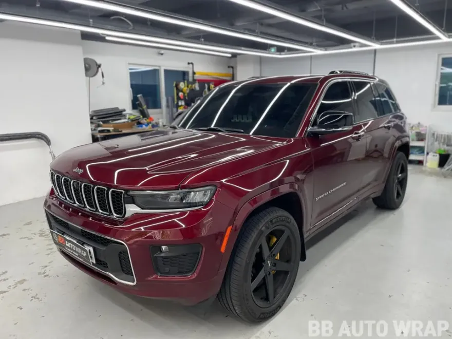 Jeep Grand Cherokeeのカーラッピング事例｜クローム除去でブラック化 施工写真 1-1
