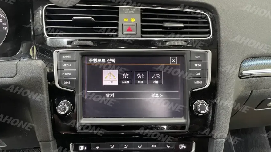 フォルクスワーゲン ゴルフのカーラッピング事例|韓国での施工例 施工写真 4-2