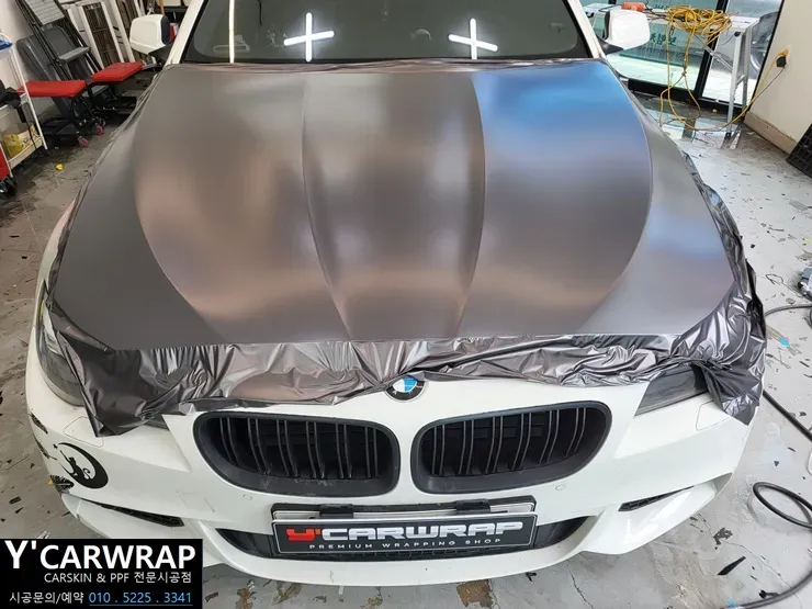 BMW 5 Seriesのカーラッピング事例|サテンダークグレーで高級感UP 施工写真 3-2