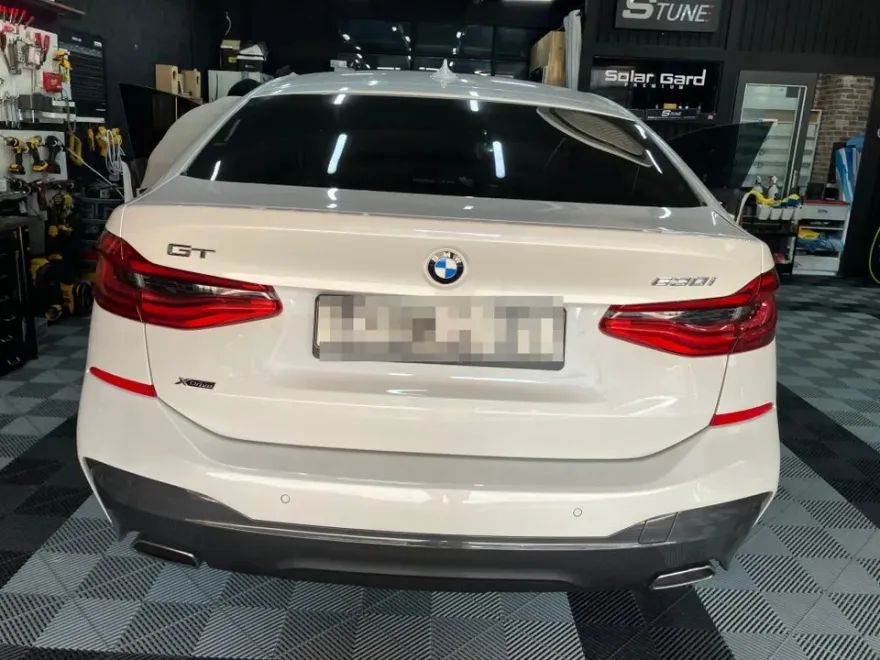 BMW 6 Series GTのドラレコ取付事例|費用目安・仕上がり 施工写真 2-1