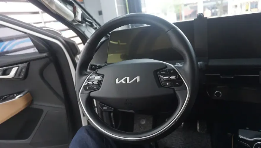 Kia EV6 steering wheel - Kia EV6 Steering Wheel Customization Review photo 3