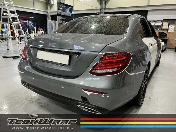 Mercedes-Benz Eクラス W213のカーラッピング事例 施工写真 2-1