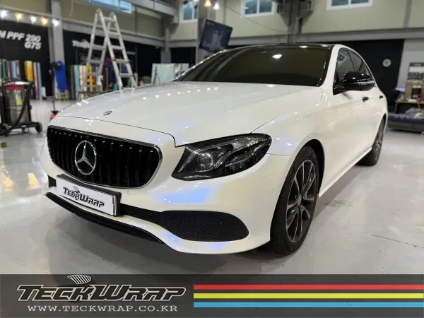 Mercedes-Benz Eクラス W213のカーラッピング事例 施工写真 1-3