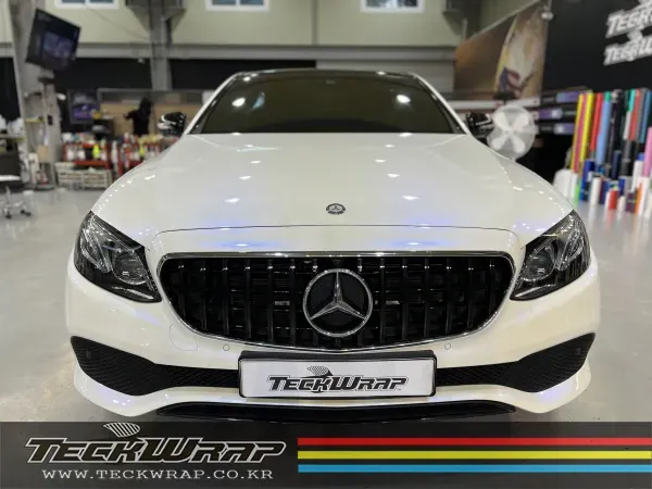 Mercedes-Benz Eクラス W213のカーラッピング事例 施工写真 3-3