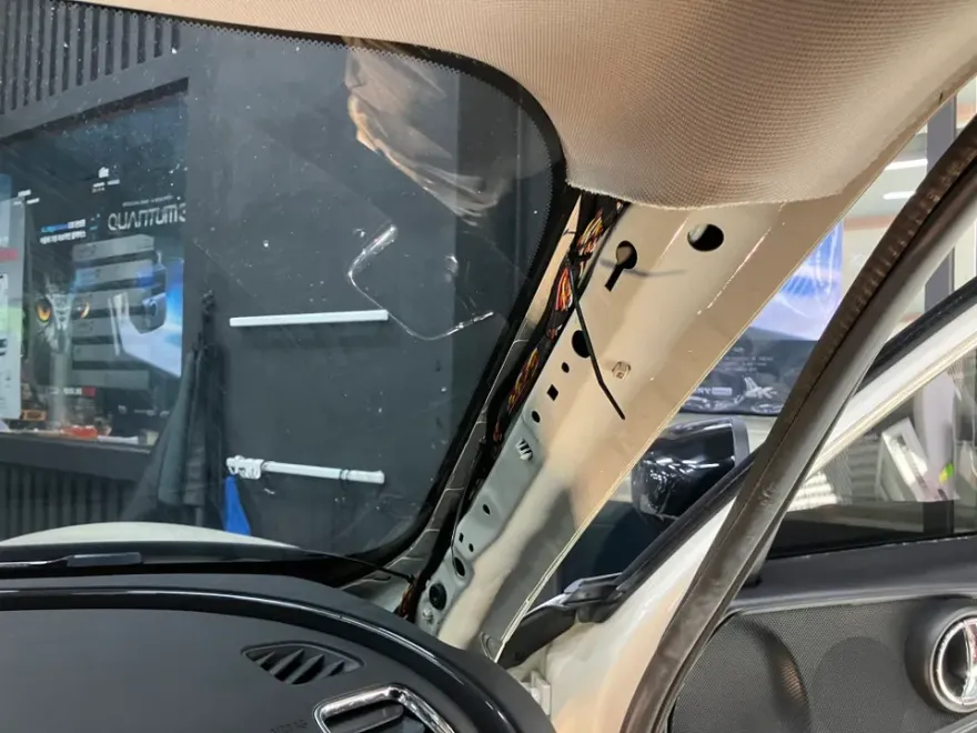 MINI Clubmanのドラレコ取付事例｜費用目安と仕上がり 施工写真 2-1