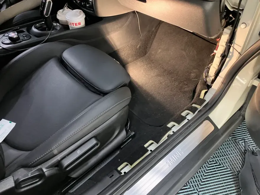 MINI Clubmanのドラレコ取付事例｜費用目安と仕上がり 施工写真 3-1