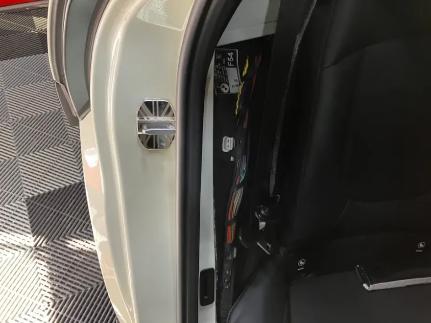 MINI Clubmanのドラレコ取付事例｜費用目安と仕上がり 施工写真 1-2