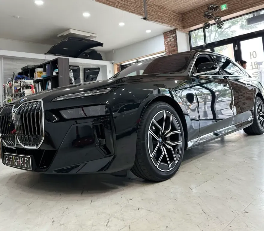 BMW 7 Series G70 ambient lighting installation result