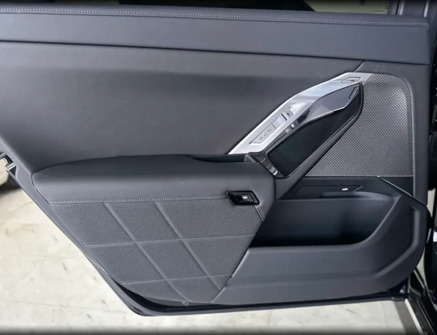BMW 7 Series G70 ambient lighting - BMW 7 Series G70 Ambient Lighting Installation Review — Cost photo 2