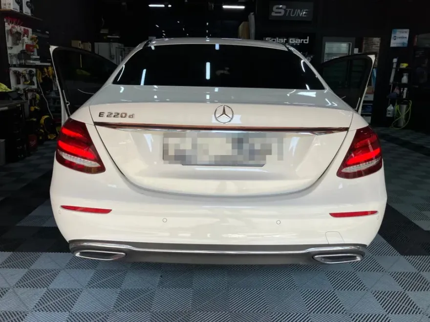 Mercedes-Benz Eクラス W213 ドラレコ取付事例|費用目安・仕上がり 施工写真 2-1