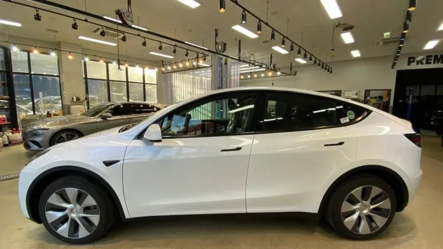 Tesla Model Yのガラスコーティング事例|費用目安・仕上がり 施工写真 3-1