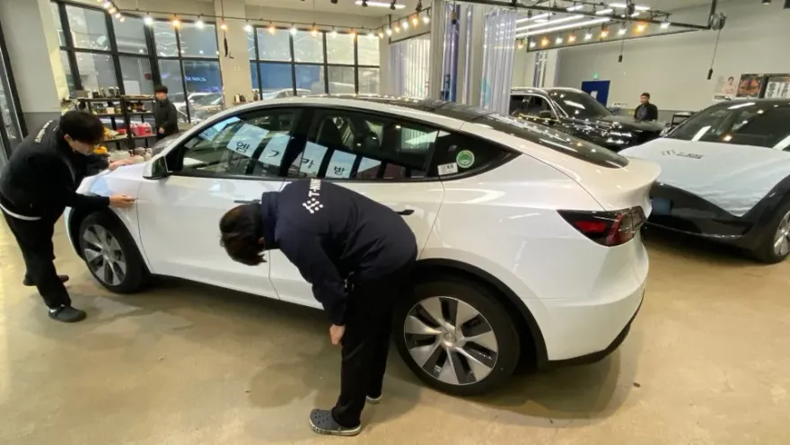 Tesla Model Yのガラスコーティング事例|費用目安・仕上がり 施工写真 1-2