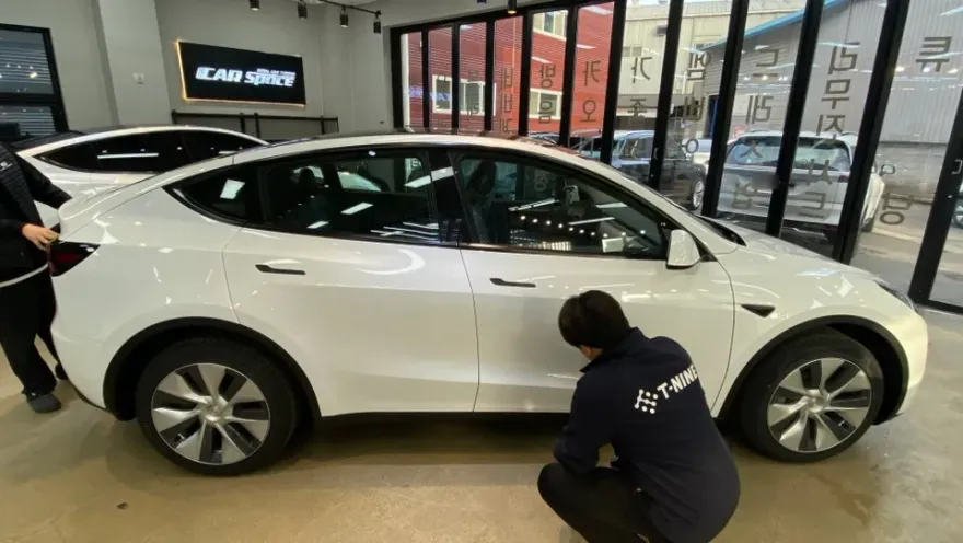 Tesla Model Yのガラスコーティング事例|費用目安・仕上がり 施工写真 1-3