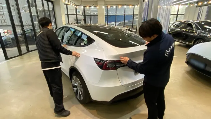 Tesla Model Yのガラスコーティング事例|費用目安・仕上がり 施工写真 2-3