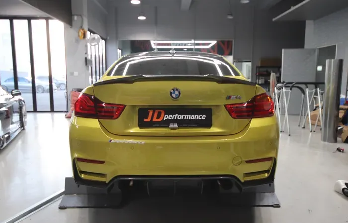 BMW M4 F82のカーラッピング事例|サテンブラックの仕上がり 施工写真 2-1