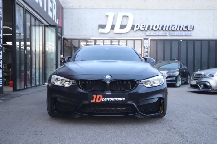 BMW M4 F82のカーラッピング事例|サテンブラックの仕上がり 施工写真 1-2
