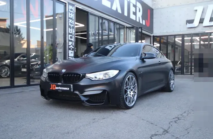 BMW M4 F82のカーラッピング事例|サテンブラックの仕上がり 施工写真 2-2