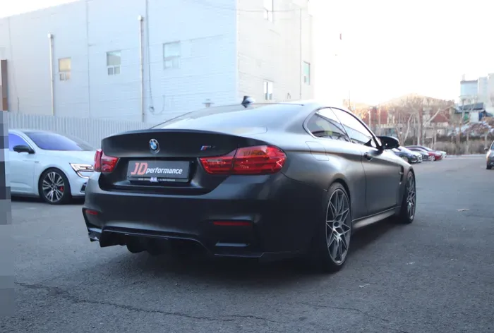 BMW M4 F82のカーラッピング事例|サテンブラックの仕上がり 施工写真 1-3