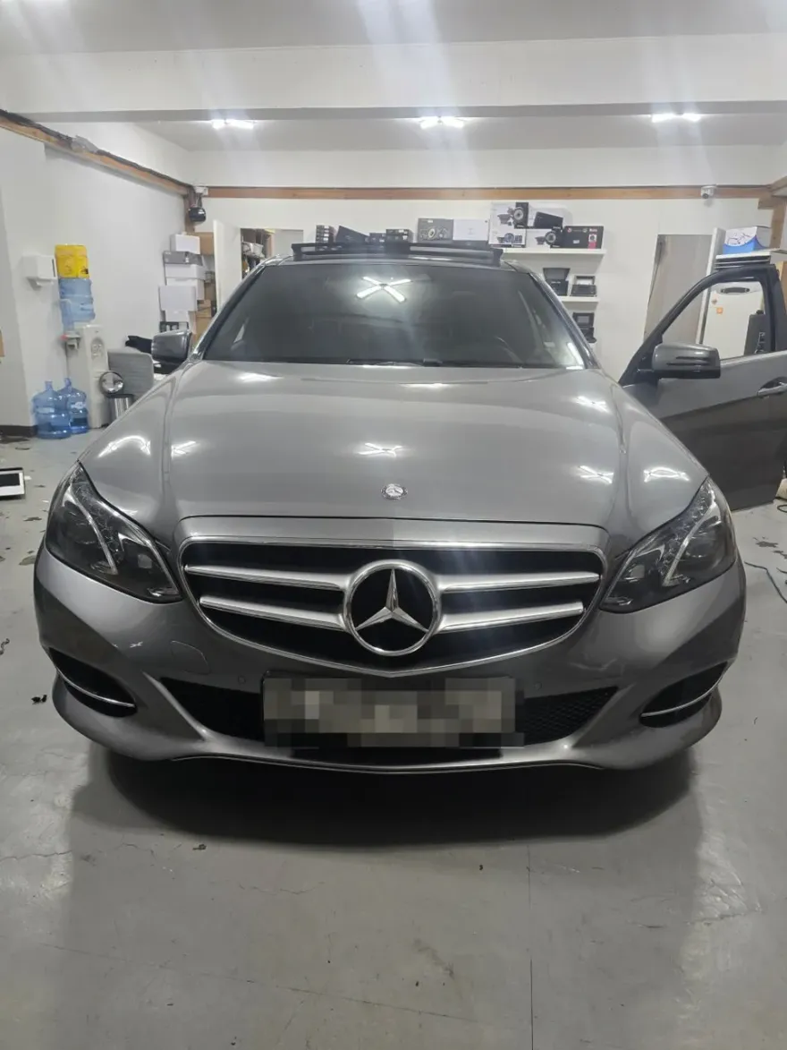 Mercedes-Benz E-ClassのAndroid Auto・CarPlay取付事例 施工写真 1-1