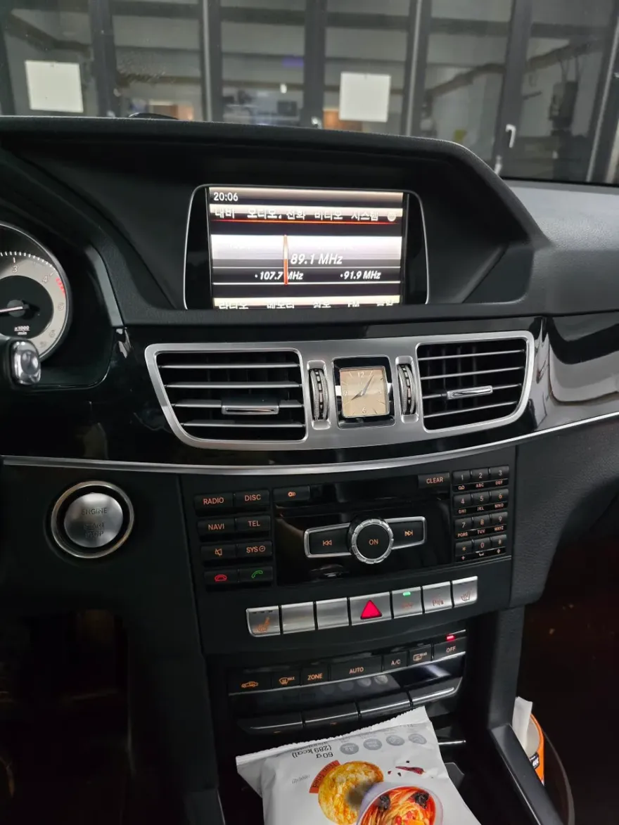 Mercedes-Benz E-ClassのAndroid Auto・CarPlay取付事例 施工写真 3-1