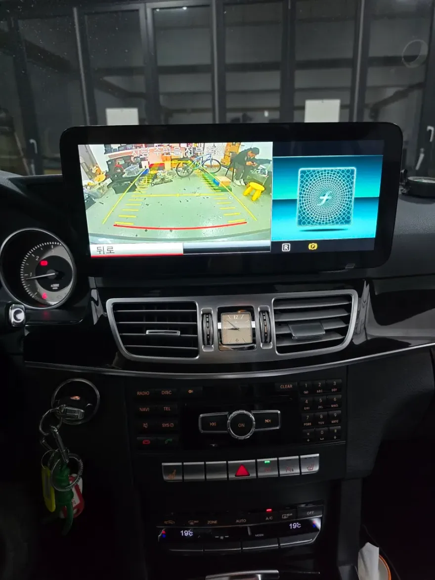 Mercedes-Benz E-ClassのAndroid Auto・CarPlay取付事例 施工写真 4-1