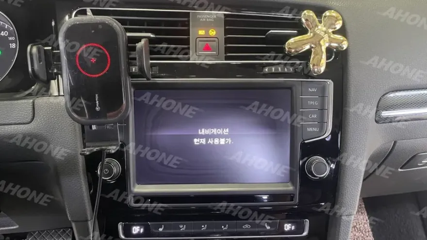 Volkswagen GolfのAndroid Auto・CarPlay取付事例 施工写真 3-1