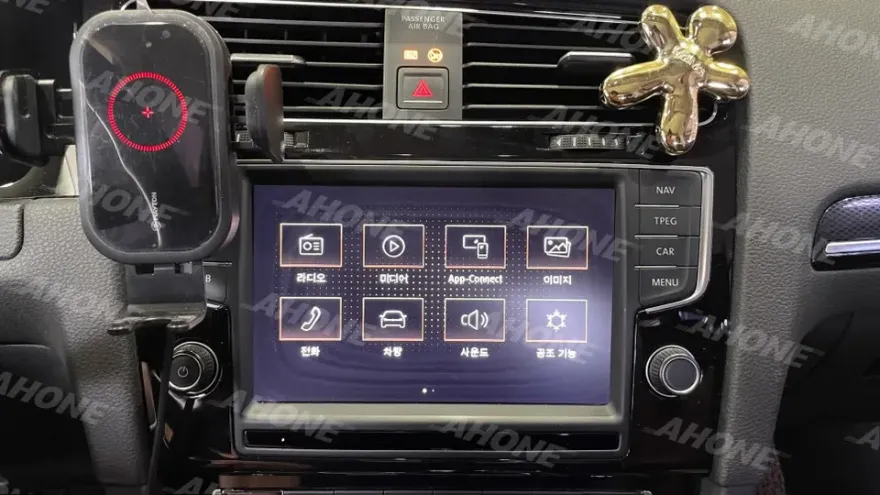 Volkswagen GolfのAndroid Auto・CarPlay取付事例 施工写真 2-2