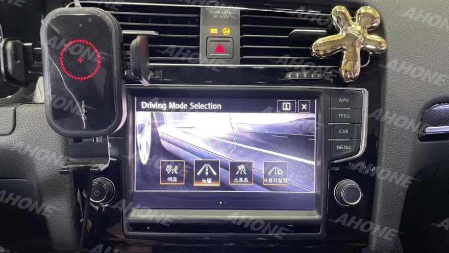 Volkswagen GolfのAndroid Auto・CarPlay取付事例 施工写真 4-2