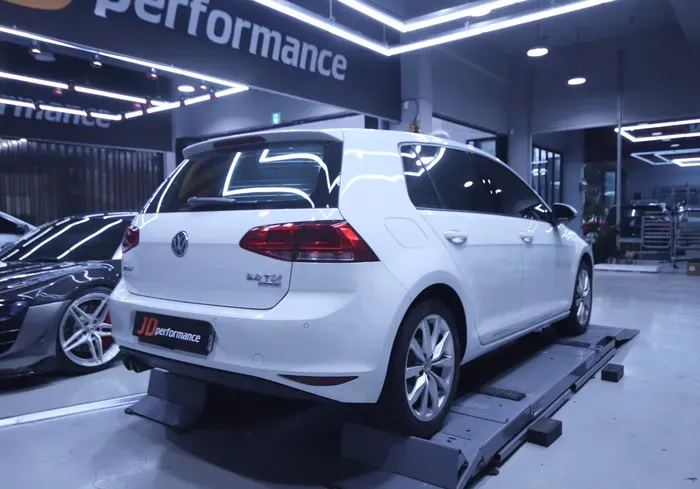 Volkswagen Golf 7th Genのカーラッピング事例|ナ尔多グレー 施工写真 3-1