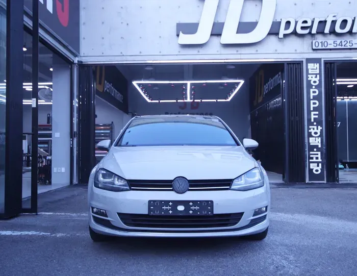 Volkswagen Golf 7th Genのカーラッピング事例|ナ尔多グレー 施工写真 4-1