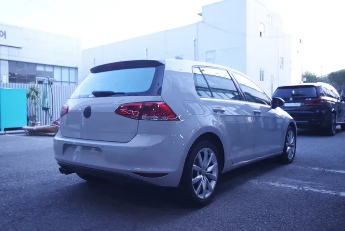 Volkswagen Golf 7th Genのカーラッピング事例|ナ尔多グレー 施工写真 3-2