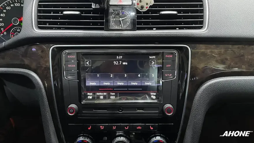 Volkswagen PassatのAndroid Auto・CarPlay取付事例 施工写真 3-2
