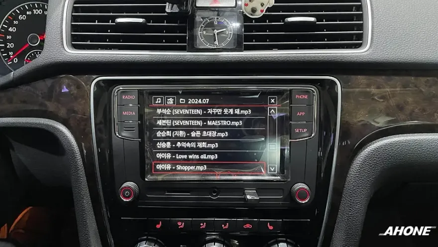 Volkswagen PassatのAndroid Auto・CarPlay取付事例 施工写真 4-2