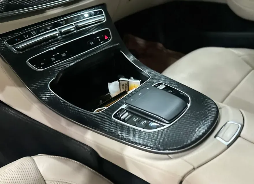 Mercedes-Benz E-Class W213のカーラッピング事例|費用目安・仕上がり 施工写真 1-3