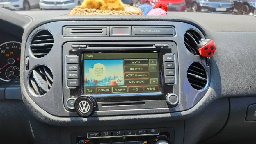 Volkswagen Tiguanのドライブレコーダー取付事例 施工写真 1-2