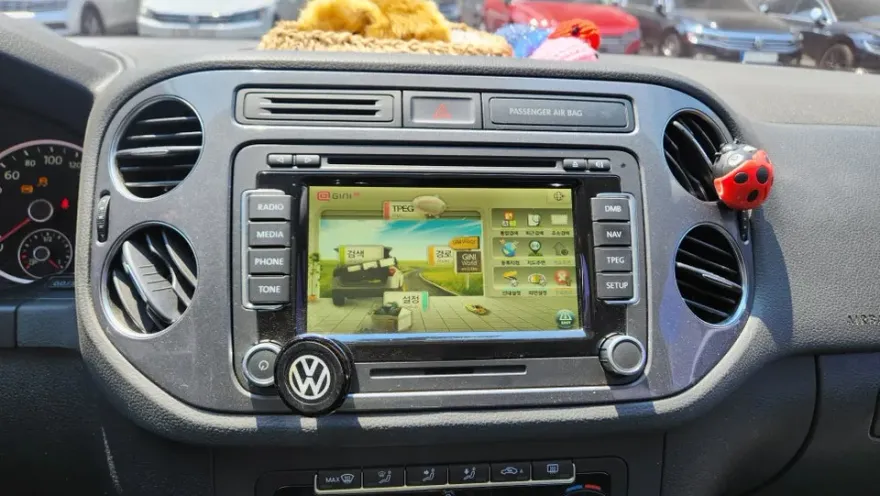 Volkswagen Tiguanのドライブレコーダー取付事例 施工写真 2-2