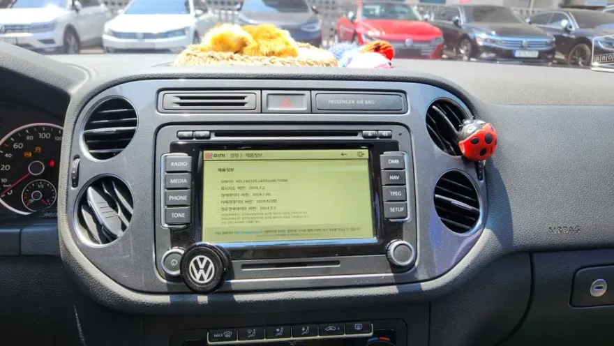 Volkswagen Tiguanのドライブレコーダー取付事例 施工写真 3-2