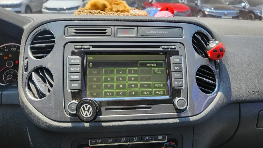 Volkswagen Tiguanのドライブレコーダー取付事例 施工写真 4-2