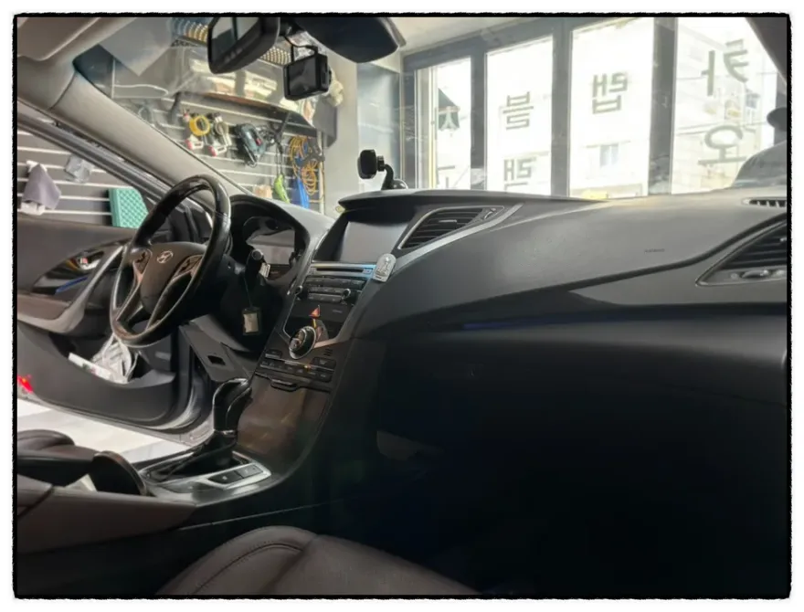 Hyundai Grandeur HGのドライブレコーダー取付事例 施工写真 1-1
