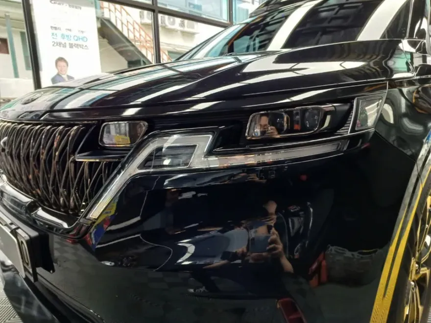 Kia Carnival KA4のカーラッピング事例|クローム除去でオールブラック化 施工写真 2-2