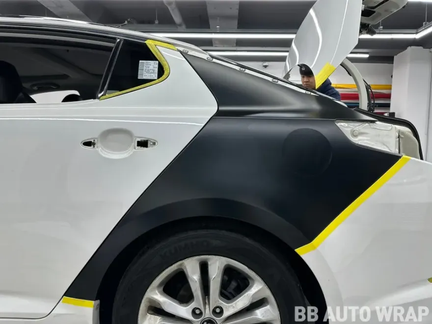 Kia K5 1st Genのカーラッピング事例|サテンブラック 施工写真 1-3
