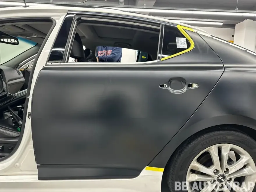 Kia K5 1st Genのカーラッピング事例|サテンブラック 施工写真 3-3