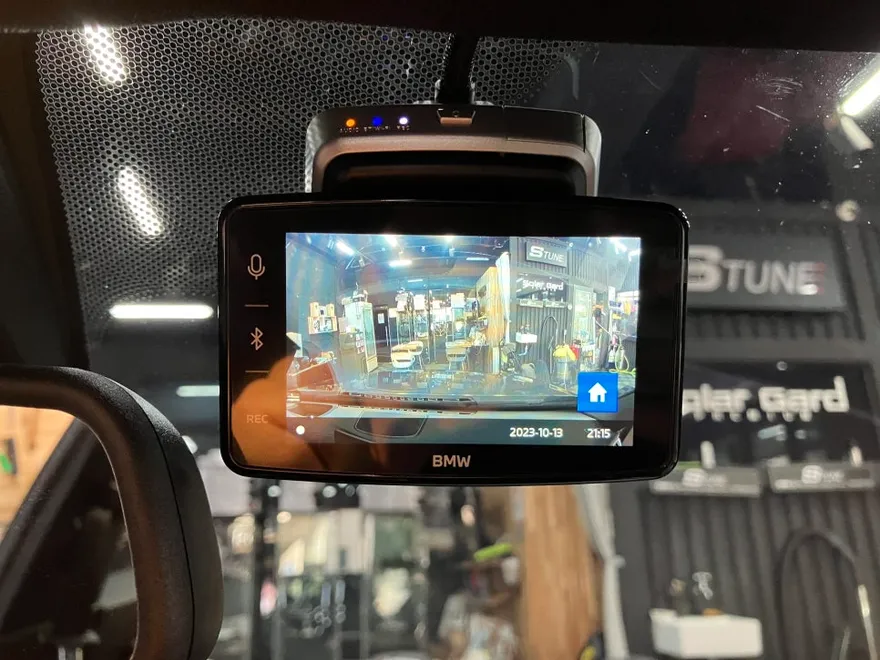 BMW 3 Series F30 ドラレコ取付事例|韓国実施工 施工写真 2-2