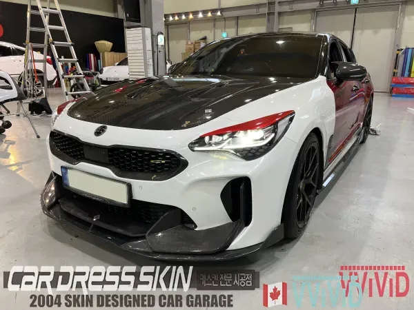 Kia Stingerのカーラッピング事例｜コスミックブルーへの全体施工 施工写真 1-1