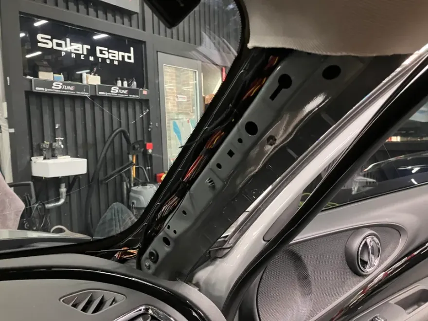 MINI Clubmanのドラレコ取付事例|韓国での施工費用目安 施工写真 2-1