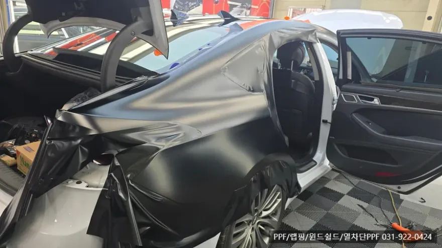 Genesis G80のカーラッピング事例｜サテンブラックの高級感 施工写真 3-2