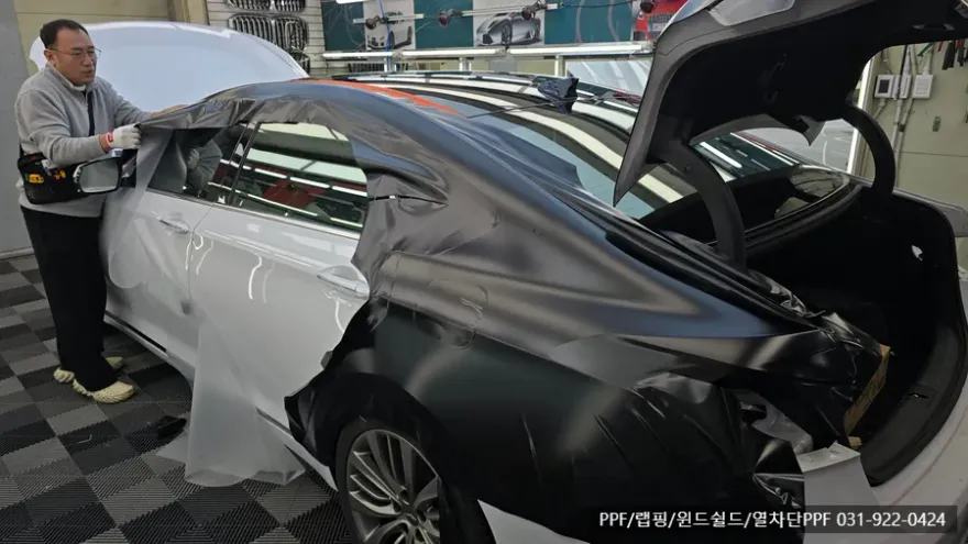 Genesis G80のカーラッピング事例｜サテンブラックの高級感 施工写真 1-3