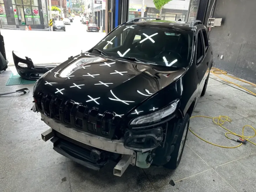 Jeep Grand Cherokeeのカーラッピング事例|高光沢フィルムで純正風に 施工写真 1-1
