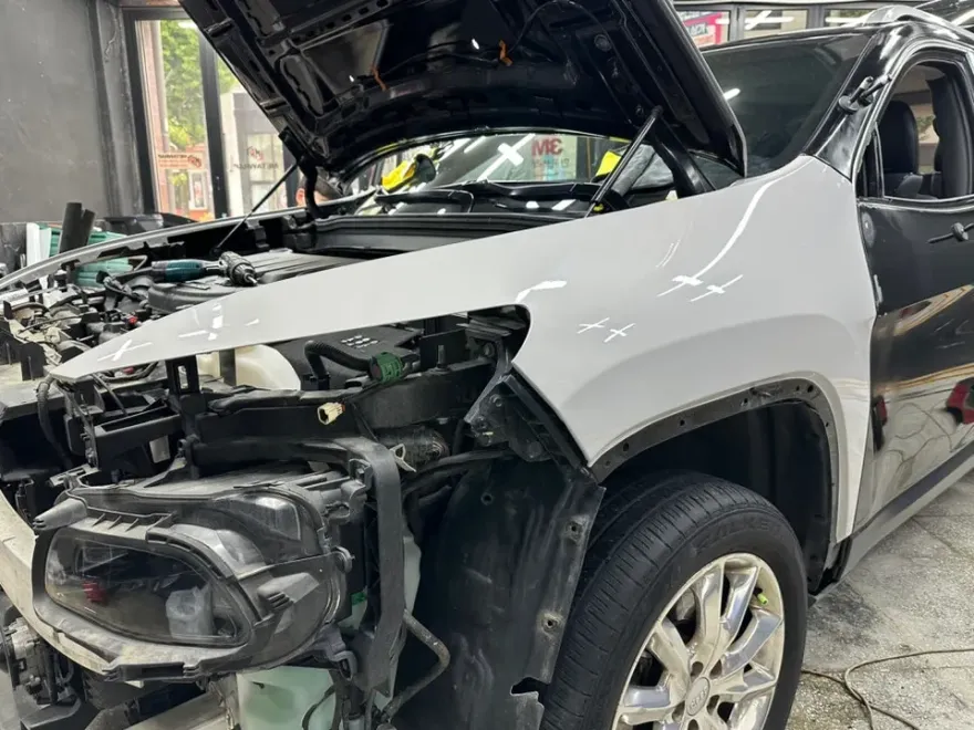 Jeep Grand Cherokeeのカーラッピング事例|高光沢フィルムで純正風に 施工写真 1-2